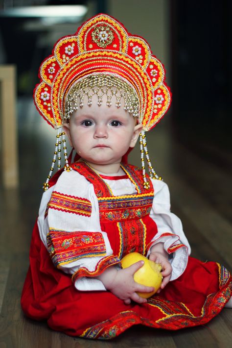 A cute little girl in a traditional Russian costume. I love her beautiful dress and her serious expression. World Cultures, Russian Baby, Kids Around The World, Airbrush Art, Russian Fashion, People Of The World, Sioux, Anthropology, Little People