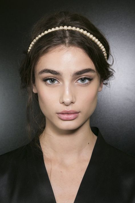 Yep, if you’re thinking of ways to dress up your outfit, try adding some dazzle via a fun hair clip or a headband with hints of sparkle and maybe even pearls. Trendy We Fryzurach, Trending On Pinterest, Glamorous Hair, Braut Make-up, Taylor Hill, Hair Accesories, Pearl Headband, Pearl Hair, 인물 사진