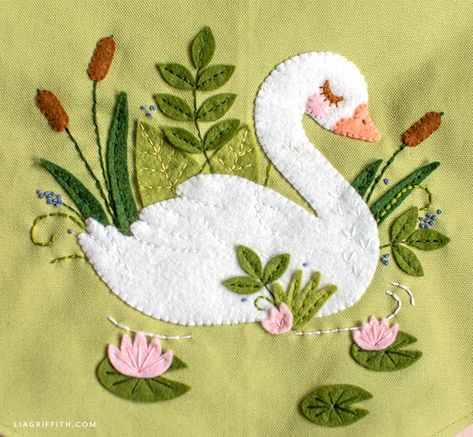 Patchwork, Lia Griffith Felt, Applique Art, Applique Quilt Patterns, Hand Embroidery Patterns Flowers, Applique Quilting, Creative Embroidery, Embroidery Motifs, Applique Pattern