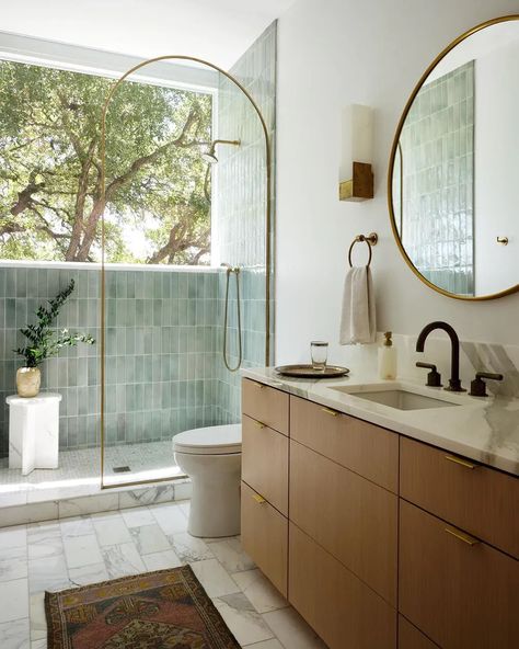 Design Claire Zinnecker | Photo Lindsea Brown Blue Bathroom Scheme, Small Bathroom Open Shower Ideas, Wallpaper Bathroom With Shower, Clean Bright Bathroom, Modern Traditional Bathroom Small, Cozy Home Bathroom, Guest Bathroom Ideas With Tub, Shower With Large Window, Neutral Bathroom Tile Ideas