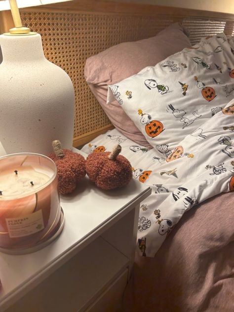 Essen, Fall Themed Room Aesthetic, Fall Room Decor Simple, Cute Apartment Halloween Decor, Snoopy Fall Wallpaper Aesthetic, Fall Apt Decor, Fall Bedside Table Decor, Fall Car Aesthetic, Fall Decor Halloween