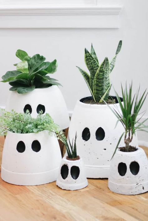 Scary Diy Halloween Decorations, Diy Ghost, Scary Halloween Decorations Diy, Ghost Diy, Painted Pots Diy, Fall Front Porch, Fall Front, Recycled Projects, Halloween Celebration