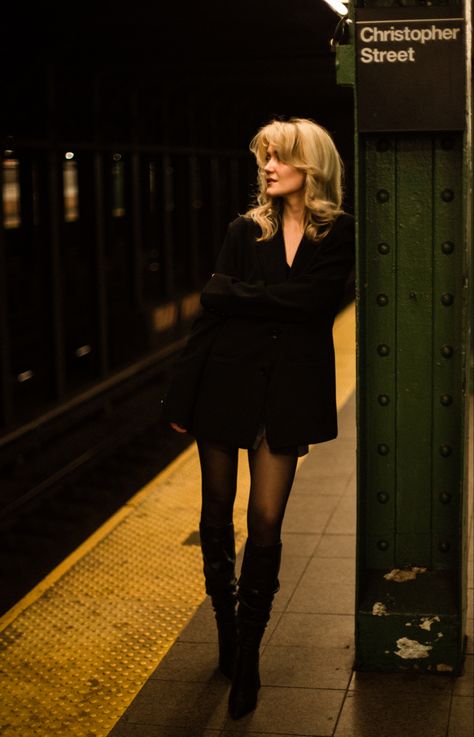 City Photo Ideas Aesthetic, Urban Fashion Aesthetic, Unique Street Photography, New York Subway Photography, Nyc Stoop Photoshoot, Nyc Bodega Photoshoot, Subway Photoshoot Women, Nyc Street Photoshoot, New York Photo Shoot