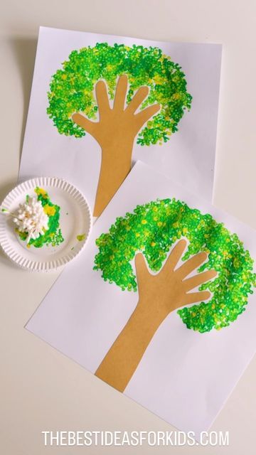 Kim McLeod | The Best Ideas for Kids on Instagram: "Q-TIP PAINTED HANDPRINT TREES 🌳 ✋ Follow me @bestideasforkids for more fun activities for kids! 🦋 This one is so simple to do and I love the final result! Just tie some q-tips together with an elastic. Dip into paint and stamp onto paper. I added a handprint for the tree trunk before I started stamping. To paint in between the branches use 1 q tip and stamp to fill the space or let kids stamp overtop the handprint (both will look great!). Ki Simple Art And Craft For Preschool, Handprint Preschool Art, Kids Plant Art, Nature Activity For Preschool, Green Craft For Preschool, Easy Tree Craft Preschool, Plant Art Crafts For Kids, Tree Art For Preschoolers, Earth Arts And Crafts For Kids