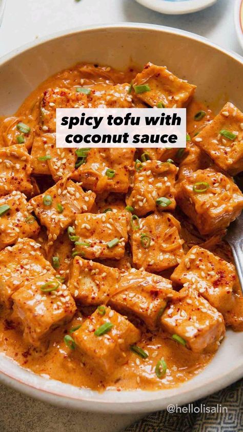 Spicy Tofu Recipes, Creamy Coconut Sauce, Sauce Video, Spicy Tofu, Plat Vegan, Cibo Asiatico, Coconut Sauce, Tasty Vegetarian Recipes, Video Recipe