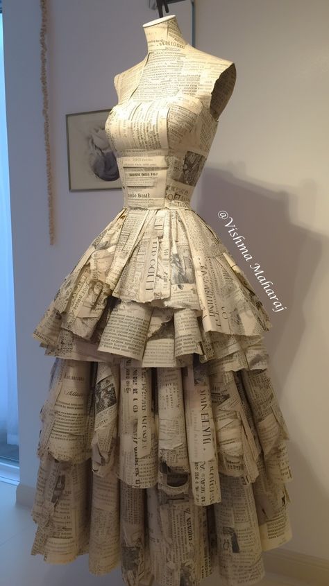 Lukisan Fesyen, Newspaper Dress, Recycled Outfits, Fashion Design Classes, Haine Diy, Recycled Dress, Gaun Fashion, Mode Chanel, Paper Dress