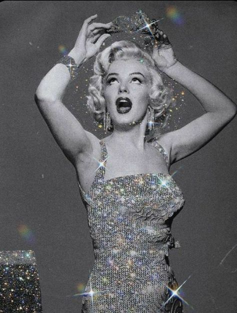 Marilyn Monroe in black and white photo, holding a tiara. Picture is dazzled in glitter and sparkles. Vintage Hollywood Aesthetic, Diamonds Aesthetic, Diamond Aesthetic, Sparkle Aesthetic, Arte Glitter, Queen Wallpaper, Putri Diana, Estilo Marilyn Monroe, Glitter Photography