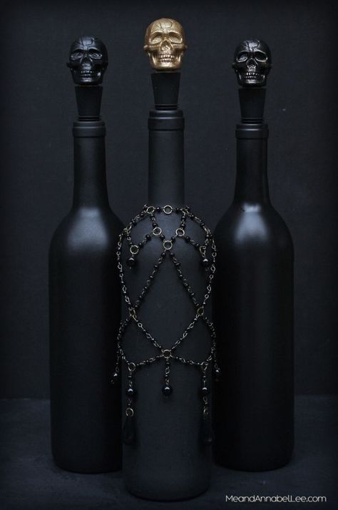 Skull Wine, Diy Skulls, Halloween Party Decor Diy, Halloween Decor Diy, Annabel Lee, Halloween Party Dinner, Black Bottle, Diy Halloween Decor, Bottle Decor