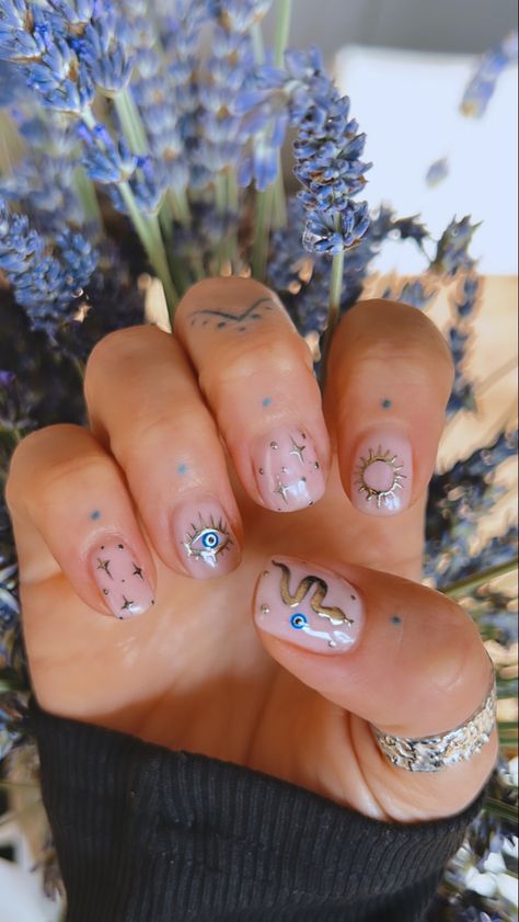 Evil Eye And Gold Nails, Back To School Manicure Ideas, Short Square Nails Evil Eye, Evil Eye Nail Designs For Short Nails, Biab Nail Designs Short, Daisy Jones Nails, Gold Witchy Nails, Chrome Designs Nails, Short Gel Nails Evil Eye