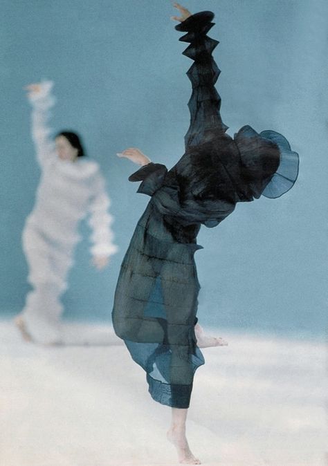 issey miyake spring summer 1994 Kate Moss, 1990 Style, Japanese Fashion Designers, Sculptural Fashion, Model Pose, Foto Inspiration, Spice Girls, Issey Miyake, Mode Style