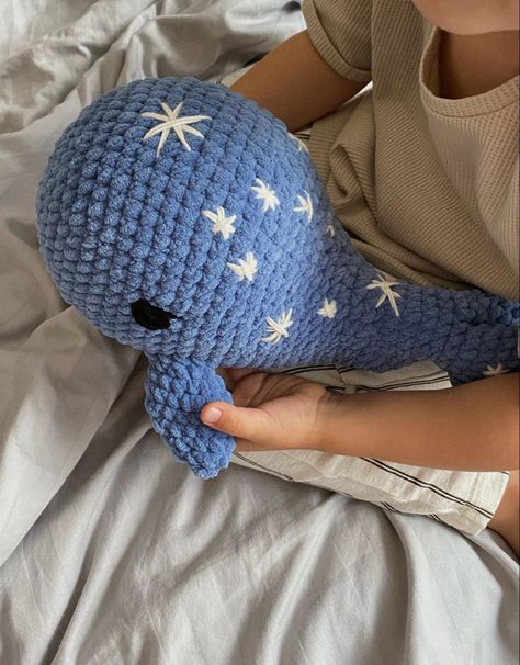 Zodiac sign on knitted whale Amigurumi Patterns, Couture, Light Blue Crochet Ideas, Blue Crochet Plushies, Crochet Space Theme, Knitted Whale, Blue Crochet Ideas, Sea Animals Crochet, Crocheted Whale