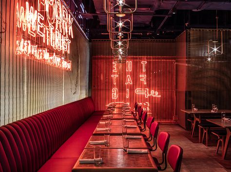 michaelis-boyd-the-fat-pig-restaurant-hong-kong-tom-aikens-designboom-02 Pig Restaurant, Chinese Bar, Plateau Tv, Fat Pig, Trendy Lighting, Noodle Bar, Small Apartment Design, Asian Restaurants, Bar Interior