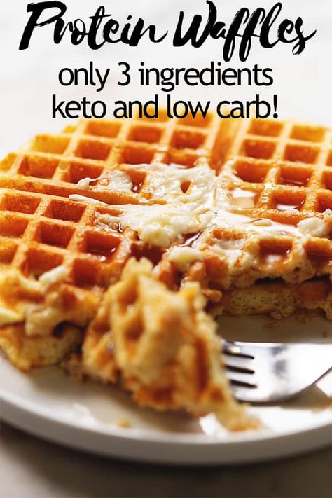 These actually crispy low carb and keto waffles are packed with protein. Use your favorite whey protein powder, eggs, water, and baking powder to make these delicious and healthy protein waffles. #protein #proteinpowder #waffles #healthyrecipes #healthyeating #breakfastrecipes Waffles Protein, Crispy Waffles, Keto Waffles, Keto Diet Vegetables, Desayuno Keto, Keto Chaffles, Keto Protein, Protein Waffles, Keto Waffle