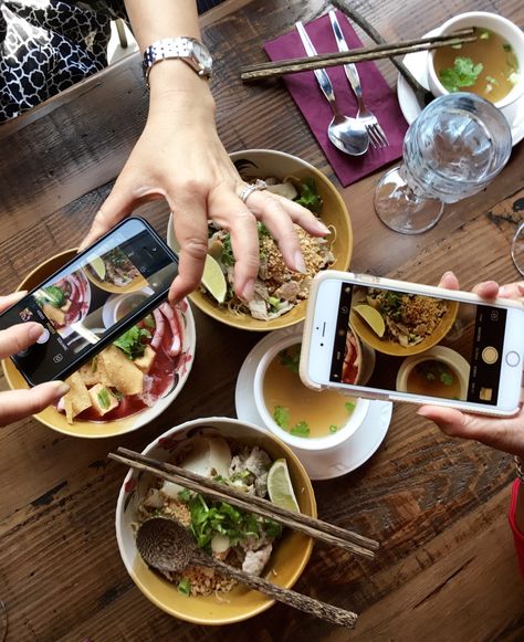 We often don't think about how much social media plays a role in the food industry. It can have a huge impact both negatively and positively depending on how it's used. Vietnam Beaches, Eating Restaurant, Vietnam Coffee, Hanoi Travel, Pho Soup, Vietnam Food, Media Influence, Food Content, Restaurant Management