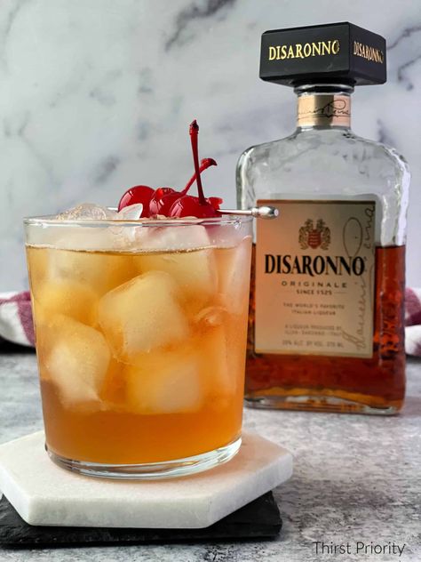 Easy Amaretto Sour Recipe with Sour Mix How To Make Amaretto Sour, Amoretto Sour Recipe Easy, Amerreto Mixed Drinks, Amaretto Sour Recipe Easy, Amerreto Sour Recipes, Amaretto Stone Sour Recipe, Amoretto Sour, Ameretto Sour, Amaretto Sour Drink