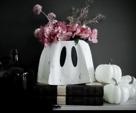 Fall Decorating Ideas For The Home, Paper Mache Ghost, Cute Halloween Diy, Halloween Diy Decorations, Diy Paper Mache, Budget Friendly Diy, Fall Decorating Ideas, Decorating Ideas For The Home, Spooky Cute