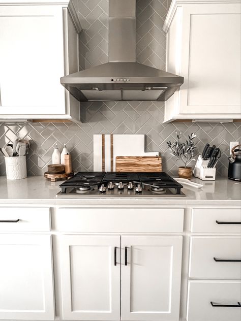 Countertop Electric Stove, Behind Cooktop Decor, Kitchen Ideas With Silver Appliances, Behind Stove Decor, Kitchen Corner Counter Decor, Stove Top Decor, Kitchen Stove Decor, Gray Marble Kitchen, Kitchen Decor Countertop