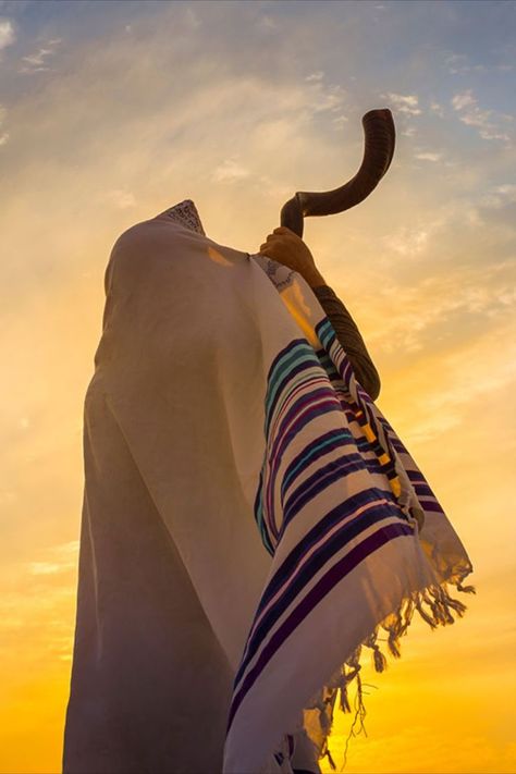 A man in a tallit, a Jewish prayer shawl, blowing the shofar. (Image: Adobe Stock/John Theodor) Year Of Jubilee, Shanah Tovah, Quote Template Design, Happy Rosh Hashanah, Feasts Of The Lord, Sabbath Rest, Bible Questions, Church Backgrounds, Bible Readings