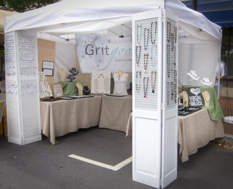 Booth Display Ideas Diy, Booth Display Ideas, Craft Booth Design, Jewelry Display Booth, Craft Booths, Jewerly Display, Creative Booths, Vendor Booth Display, Craft Fair Booth Display