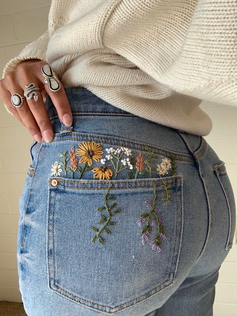 Flower Clothing Aesthetic, Aesthetic Flower Embroidery, Embroidery For Jeans Ideas, Inbrodery Ideas On Clothes, Blue Jeans Embroidery Ideas, Embroidery Design For Jeans, Pant Pocket Embroidery, Ideas For Embroidery On Clothes, Flowers On Jeans Embroidery