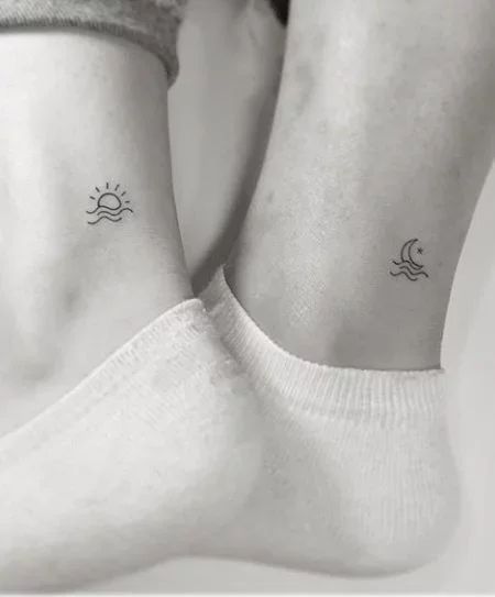 Men Tattoos, Tato Realis, Sun And Moon Tattoos, Tattoo Sonne, Tato Minimal, Tato Henna, Small Shoulder Tattoos, Moon Tattoos, Meaningful Tattoos For Women