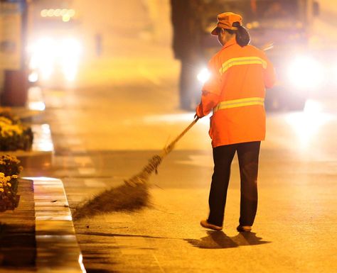 Yu Youzhen, Chinese Millionaire, Works As Street Cleaner To Set Good Example For Her Children City Clean, People Who Help Us, What The Fact, Unbelievable Facts, Love My Kids, Beautiful Quran Quotes, Real Hero, Good Parenting, Life Facts