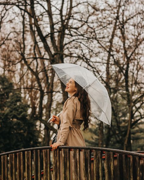 Salta, Pose With Umbrella Photo Shoot, Rainy Day Senior Photos, Umbrella Pics Photography, Umbrella Portrait Photography, Rainy Day Portraits, Rainy Day Poses Photo Ideas, Rainy Day Poses, Rainy Season Photoshoot