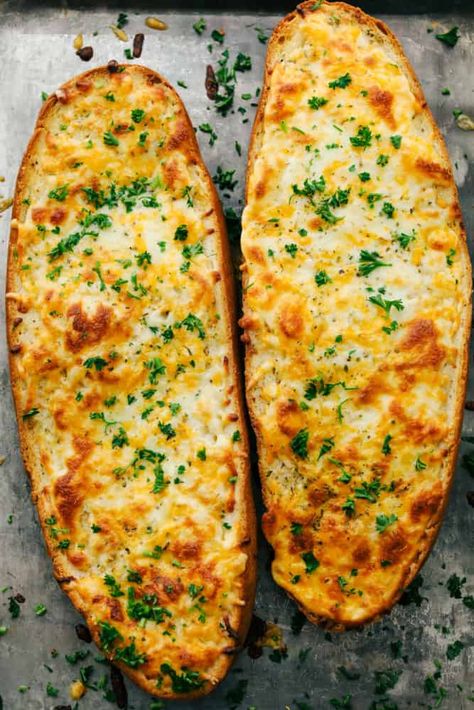 Cheesy garlic bread is so simple to make with loads of cheese and that soft bread on the inside with the crunchy crust on the outside. This is a family favorite for sure! Homemade Garlic Bread Recipe, Cheesy Garlic Bread Recipe, Homemade Garlic Bread, Soft Bread, Garlic Bread Recipe, Cheesy Garlic Bread, Cheesy Bread, Läcker Mat, Deilig Mat