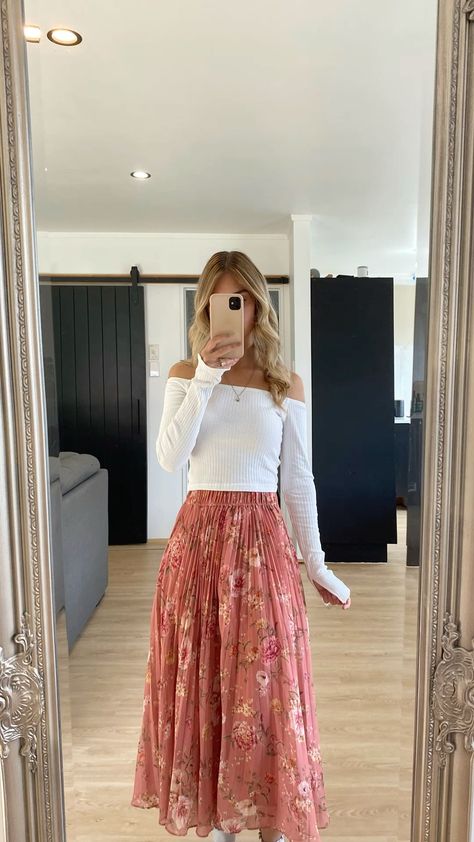 Flowy Skirt Summer Outfit, Spring Outfits Maxi Skirt, Long Pink Floral Skirt Outfit, Romantic Skirt Outfit, Midi Skirt Wedding Guest Outfit, Maxi Flower Skirt Outfit, Flattering Modest Outfits, Casual Modest Skirt Outfits, Long Floral Skirt Outfit Winter