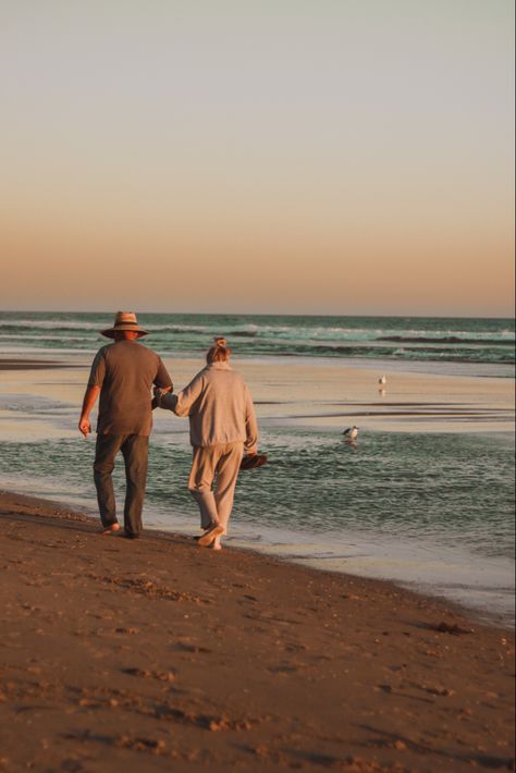 Old Cupple Pictures, Older Love Couple, Pictures Of People In Love, Beach Walks Couple, Old Couple Traveling, Old Cute Couples, Older Couple Beach Photos, Old Man And Woman Couple, Beach Walk Couple