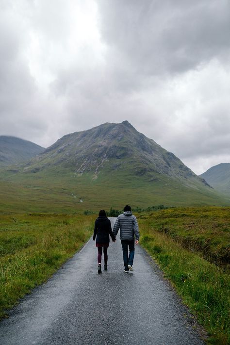 Couple walking through the rain in Glen Etive, Scotland | free image by rawpixel.com / Jack Anstey Bonito, Nature, Walking Images, Couple In Rain, Scotland Aesthetic, Glen Etive, Mountain Couple, Mountain Aesthetic, Mountains Aesthetic