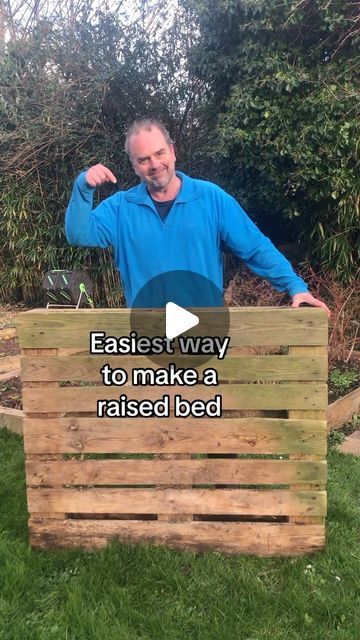 Simon Akeroyd on Instagram: "Simple and free way to create a raised bed. Couldn’t be easier. Pallets are easy to get hold of and are usually free. Use heat treated pallets (look for HT logos or similar on the pallet) as opposed to ones treated with wood preservative. They are ideal for planting strawberries or sowing types of salad leaves, mini beetroot leaves, rocket, radishes, herbs and so much more #nodiggardening #nodig #gardening #growyourown #vegetablegardeningforbeginners #vegetablegardening" Diy Raised Garden Bed Pallets, Raised Strawberry Beds, Pallet Garden Box, Pallet Garden Ideas Diy, Planting Strawberries, Raised Veggie Gardens, Veggie Garden Beds, Easy Raised Garden Bed, Raised Beds Diy