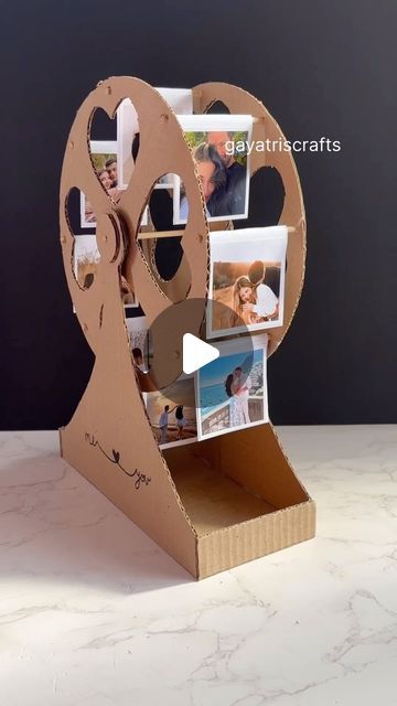 Cute Thing To Make Out Of Cardboard, Cardboard Diy Gifts, Cardboard Ferris Wheel Diy, Photo Wheel Diy, New Art And Craft Ideas, Photo Ferris Wheel Diy, Cute Gifts For Her Diy, Diy Cardboard Gifts, Aesthetic Crafts With Cardboard