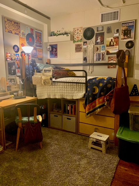 Homey Dorm Rooms, Fit Dorm Room, Cramped Dorm Room, Dorm Room With Roommate, Dorm Lounge Area, Frat Dorm Room, Art Student Dorm Room, Dorm Layout Ideas Floor Plans, Northern Michigan University Dorm