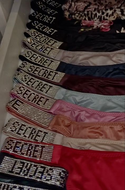 Victoria Secrets Intimo, Intimo Victoria Secret, Estilo Chola, Victoria's Secret Aesthetic, Seamless Lingerie, Bra Outfit, Victorias Secret Set, Victoria's Secrets, Pink Lifestyle