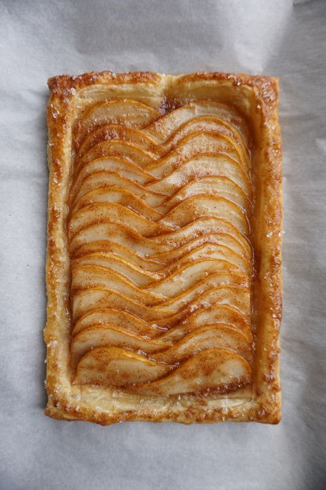 Gorgeous Ginger Pear Tart — Broke and Cooking Romeo I Julia, Ginger Pear, Pear Dessert, Pear Tart, Torte Cupcake, Pear Recipes, Apple Tart, Puff Pastry Recipes, God Mat