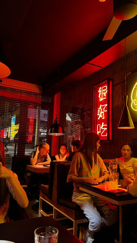 Old School Chinese Restaurant, Korean Pub Interior, Seoul Restaurant Aesthetic, Korea Restaurant Design, Asian Street Food Restaurant Design, Izakaya Aesthetic, Korean Aesthetic Drawing, Korean Restaurant Design, Korean Restaurant Aesthetic