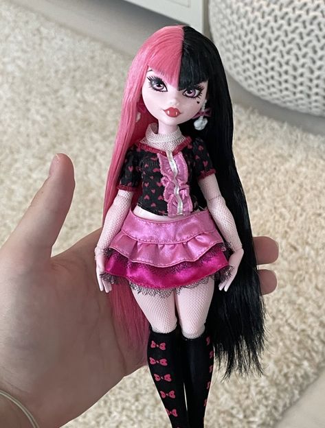 Michael•Clops👁🩹 on Twitter: "Best Draculaura doll ever https://t.co/ZzhIyTTYd8" / Twitter New Monster High Dolls, Draculaura Doll, Arte Monster High, Doll Tattoo, Moster High, Monster High Art, Monster High Characters, Monster High Doll, Doll Repaint