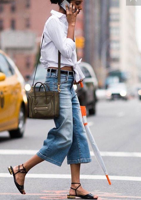 Street Style Fashion Week, Minimal Stil, Moda Do Momento, Blogger Street Style, Flare Jean, Mode Jeans, Cooler Look, Stil Inspiration, Fashion Blogger Style