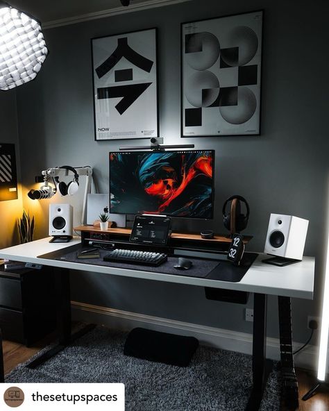 Creative Workspace Inspiration, Computer Desk Organization, Zen Place, Computer Desk Design, Cozy Desk, Dream Desk, Home Studio Setup, Desktop Setup, Bedroom Setup