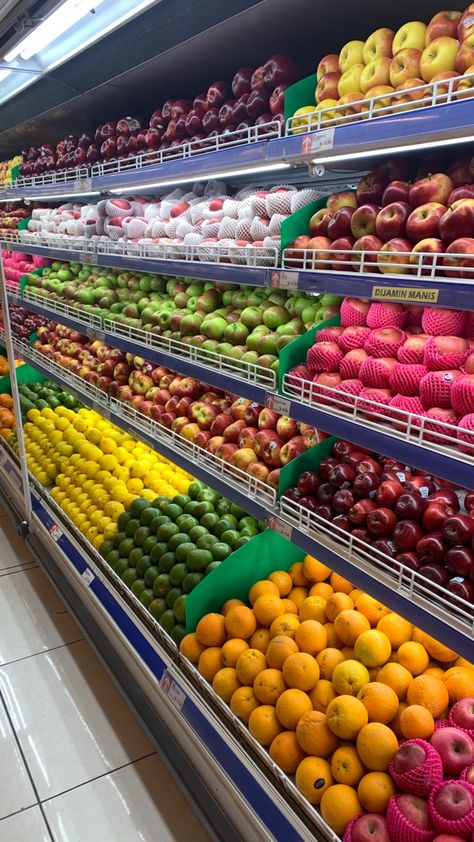 it says "guaranteed sweet", yum! Fruit And Veg Shop, Fruit Splash, Grocery Store Design, Protein Lunch, Fruit And Vegetable Storage, Supermarket Design, Fruit Shop, Food Insecurity, Fresh Market