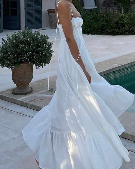 Our lovely SNOW DRESS 🤍 #whitedress #summerdress #romantic #maxidress #trending #ootd #summeroutfit #fashion #fashionista #kleider #weißeskleid #maxikleid #sommerkleid #wowbee White Outfits Aesthetic, Maxi Dress Styling, Dress Styling, Chic Streetwear, Snow Dress, White Maxi Dress, Streetwear Style, Poplin Dress, White Maxi