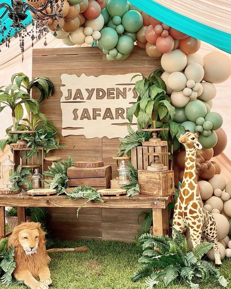 Safari Birthday Party Decorations, Safari Theme Birthday Party, Jungle Theme Birthday Party, Animal Themed Birthday Party, Zoo Birthday Party, Jungle Thema, Jungle Safari Birthday, Wild Birthday Party, Jungle Theme Parties