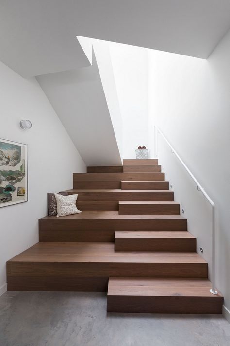 Escaliers résidentiels : un élément architectural incontournable - Index-Design.ca White Lodge, درج السلم, Asma Kat, Escalier Design, Stairway Design, Stairs Design Modern, Home Stairs Design, Interior Stairs, Modern Staircase