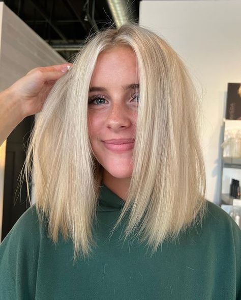 abby woolston || draper utah hairstylist on Instagram: "Obsessed with this transformation ❤️‍🔥You can never go wrong with a short blonde!!! • • #shortblondehair #blondehair #blondetransformation #blondehighlights #babylights #highlightsandbabylights #moneypiece #brightblonde #blondeinspo #hairinspo #utahhairstylist #utahhair #utahblonde #draperhair #draperhairstylist #draperblonde #draperhairsalon #shorthaircut #hairtransformation" Blonde One Length Hair, Short Buttery Blonde Hair, Short Haircuts Blonde Hair, Short Blonde Shoulder Length Hair, Blonde Hair Color Ideas Mid Length, Short Fall Hair Blonde, Shoulder Length Straight Blonde Hair, Shoulder Length Bright Blonde Hair, Shoulder Length Light Blonde Hair