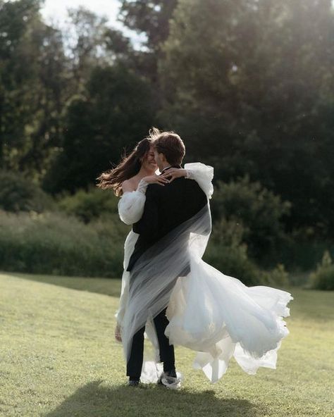 Bridal Photoshoot Ideas Outdoors, Inspiration Wedding Photography, Cool Wedding Photoshoot, Fine Art Editorial Wedding Photography, Bridal Styled Shoot Outdoor, Wedding Inspired Pictures, Couples Photos Wedding, Wedding Style Shoot, Wedding Forest Photography