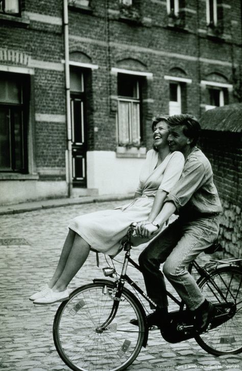 COUPLE ON BICYCLE Couple On Bicycle, Sunday Kind Of Love, Old Fashioned Love, Vintage Couples, Vintage Romance, 인물 드로잉, Foto Vintage, Foto Art, Old Love