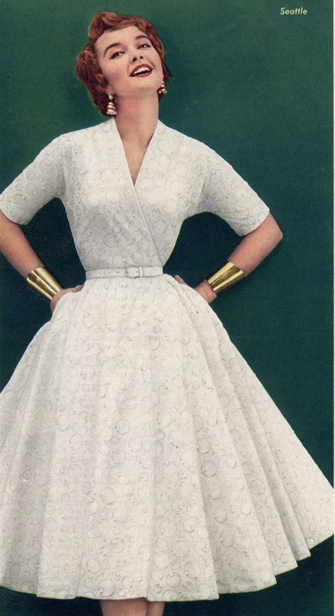 1950s Fashion - sporting the Wonder Woman cuffs decades before! vintage style 50s dress full skirt white lace day or party color photo print ad model magazine White 1950s Dress, 50 Fashion Vintage 1950s, Vintage Summer Fashion, Istoria Modei, 1950's Fashion, Vestidos Retro, Mode Retro, 1950 Fashion, Fifties Fashion