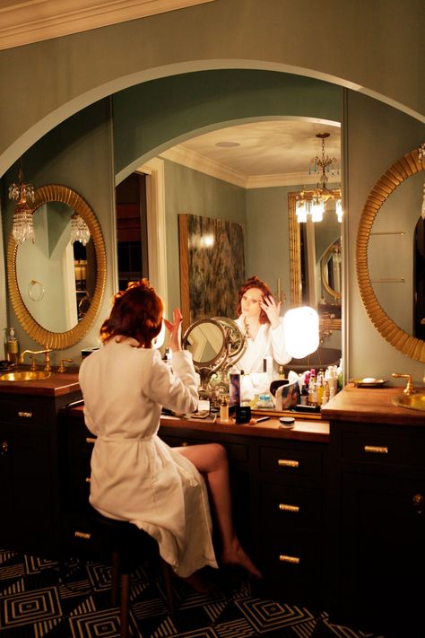 Karen Elson’s Stunning Photo Diary From the Conservancy Gala in Nashville Rustic Makeup Vanity Ideas, Rustic Makeup Vanity, Vintage Dressing Rooms, Wedding Makeup Redhead, Vanity Makeup Rooms, Pierce Ward, Karen Elson, Vanity Room, Green Room