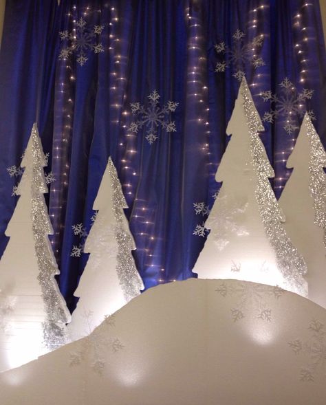 Christmas Floats Parade Ideas Winter Wonderland, School Christmas Concert Decorations, Winter Stage Decor, Frozen Stage Decorations, School Winter Dance Decorations, Winter Wonderland Backdrop Ideas Diy, Diy Winter Wonderland Backdrop, Jack Frost Decorations, Winter Assembly Ideas